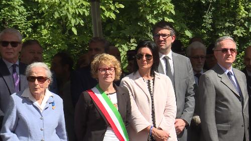 L'assessore regionale alla Sicurezza Pierpaolo Roberti (il secondo in primo piano da destra) alla commemorazione della strage di Peteano